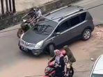 Tangkapan-layar-yang-dibagikan-ajun-instagram-oypalembang-mobil-hitam-patah-roda.jpg