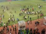 Tiga-kelompok-suporter-tidak-puas-hingga-turun-ke-lapangan.jpg