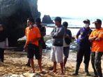 Tim-SAR-mengevakuasi-mayat-perempuan-di-Pantai-Ngrawe-Gunungkidul-DI-Yogyakarta.jpg