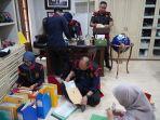Tim-penyidik-Kejati-Sumsel-menggeledah-ruma1.jpg