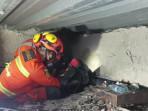 Tim-rescue-melakukan-proses-evakuasi-korban-yang-masih-tertimpa-dan-terjebak.jpg