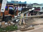 Truk-Fuso-Tabrak-Tiang-PLN-dan-Reklame-Indomaret-Hingga-Roboh-di-Betung-Banyuasin.jpg