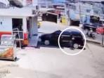 Viral-Aksi-Bandit-Pecah-Kaca-Beraksi-di-Palembang-Ambil-Laptop-di-Dalam-Mobil-Terekam-CCTV.jpg