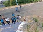 Viral Remaja Tawuran di Areal Masjid Al Muttaqin Lahat, Pelajar SMP Adu Jotos Pakai Helm dan Batako
