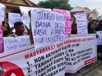 Warga-Desa-Sukarami-Geruduk-Kejari-OKU-Selatan-Desak-Tuntaskan-Dugaan-Korupsi-Dana-Desa.jpg