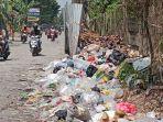 Warga-Resah-Sampah-Menggunung-di-Pinggir-Jalan-Pipa-Raya-Banyuasin-Minta-Tambah-Pengangkut-Sampah.jpg
