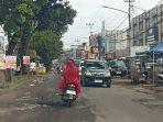 Warga-Sako-Palembang-Ngeluh-Banyak-Lubang-Disepanjang-Jalan-Siaran-Sangat-Membahayakan-Pengendara.jpg