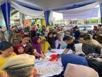 Warga-Serbu-Pasar-Murah-di-Palembang-8-Ton-Beras-dan-450-kg-Cabe-Ludes-Dalam-2-Jam.jpg