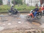 Warga-Tanjung-Batu-Ogan-Ilir-Resah-Jalan-Utamanya-Rusak-Banyak-Lubang-Bahayakan-Pengendara.jpg