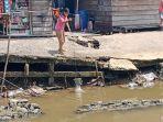 Warga-di-Tepi-Sungai-Kedukan-Palembang-Resah-Jalan-Mereka-Miring-dan-Patah-Banyak-Makan-Korban.jpg