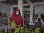 Warga-saat-membeli-gas-LPG-di-pangkalan1.jpg