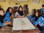 Wiga-Kurnia-Putri-saat-mengajar-murid-muridnya.jpg