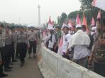 ada-pagar-yang-membatasi-pendemo-di-kawasan-istana-merdeka_20161104_104539.jpg
