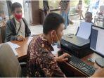 ade-bersama-ayahnya-membuat-laporan-di-spkt-polrestabes-palembang-kamis-26112020.jpg