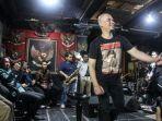 ahmad-dhani-saat-latihan-band-di-studio-republik-cinta.jpg