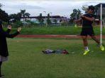 akbar-zakaria-pemain-berlatih-ditemani-sang-istri-di-stadion-atletik-jsc.jpg