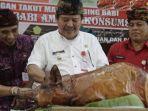 aksi-bupati-jembrana-makan-babi-guling-bersama-warga-ini-tujuannya124.jpg