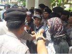 aksi-di-kantor-pemkab-lahat-tuntut-gajah.jpg