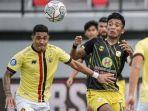 aksi-gelandang-barito-putera-bayu-pradana-dihimpit-pemain-persik-kediri-dalam-lanjutan-pekan-32.jpg