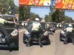 aksi-heroik-petugas-kepolisian-naik-kap-mobil-yang-tengah-berjalan-demi-menghentikan-sang-pengemudi.jpg