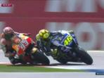 aksi-marc-marquez-saat-hendak-meng-overtake-valentino-rossi-assen-belanda-2015_20150628_160404.jpg