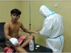 alam-korban-penusukan-sekelompok-pria-saat-ditemui-di-rs-bari-palembang-minggu-6122020.jpg