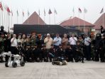 alex-noerdin-terima-cinderamata-latihan-gwawijaya-satbravo-90-paskhas_20180706_104245.jpg