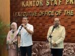 am-putranto-menangis-serahkan-jabatan-kepala-staf-kepresidenan-ke-M-Qodari.jpg