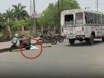 ambulans-di-india-ini-membawa-jenazah-pasien-covid-19-tetapi-menjatuhkannya.jpg