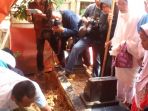anak-perempuan-tri-widiyantoro-dan-keluarganya-melihat-saat-tulang-tri-dimasukan-ke-dalam_20180506_014359.jpg