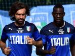 andrea-pirlo-kiri-sebut-mario-balotelli-masih-bisa-jadi-striker-terbaik-eropa_20150801_065211.jpg