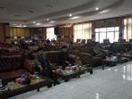 anggota-dprd-oku-mendengarkan-pidato-kenegaraan-selasa-1682016_20160816_151128.jpg