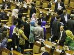 anggota-fraksi-partai-demokrat-melakukan-aksi-walk-out-wo-2014.jpg