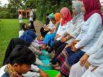 anggota-komunitas-saat-melakukan-cuci-kaki-ibu_20151222_183159.jpg