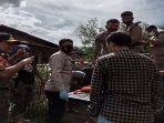 anggota-polres-lahat-saat-membawa-mayat-ke-rsud-lahat.jpg