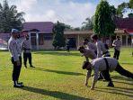 anggota-polres-ogan-ilir-dihukum-push-up.jpg