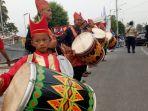 anggota-sanggar-minang-tambur-menyambut-peserta-dengan-musik-khas-minang.jpg