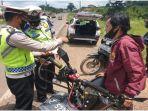 anggota-satlantas-polres-banyuasin-ketika-menilang-pengendara-kamis-2392021.jpg