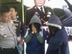 anita-dan-nining-saat-ditanya-oleh-polisi-di-mapolsek-genteng-minggu-2642015_20150426_193039.jpg
