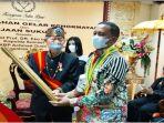 anugerah-gelar-dari-kerajaan-suku-lime-lahat-pada-kapolda-sumsel-senin-2162021.jpg