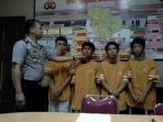 apolsek-sukarami-palembang-kompol-nurhadiansyah-menunjukan-keempat-tersangka_20151113_211249.jpg