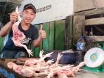 aryok-pedagang-menunjukan-ayam-di-pasar-cinde_20150819_122003.jpg