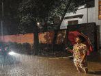 atta-halilintar-panik-rumah-mewah-kebanjiran.jpg