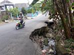 badan-jalan-yang-amblas-pada-akses-jalan-raya-menuju-pasar-tradisional_20180712_205114.jpg