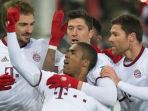 bek-bayern-muenchen-mats-hummels-penyerang-douglas-costa-striker-robert-lewandowski_20170203_094903.jpg