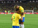 bek-brasil-thiago-silva-kiri-merayakan-gol-yang-dicetak-bersama-neymar_20180628_063714.jpg
