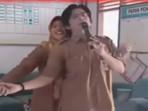 beredar-video-dua-oknum-guru-yang-asik-karaoke-mesra-di-sekolah-memakai-smart-tv.jpg