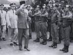 bung-karno-dan-pasukan-tjakrabirawa_20181001_034402.jpg