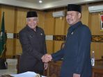 bupati-oku-drs-h-kuryana-azis-dan-ketua-dprd-oku-zaplin-ipani-saat-bersalaman_20161123_075910.jpg