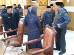bupati-oku-drs-h-kuryana-azis-saat-berbincang-bersama-pimpinan-dprd_20160627_140900.jpg